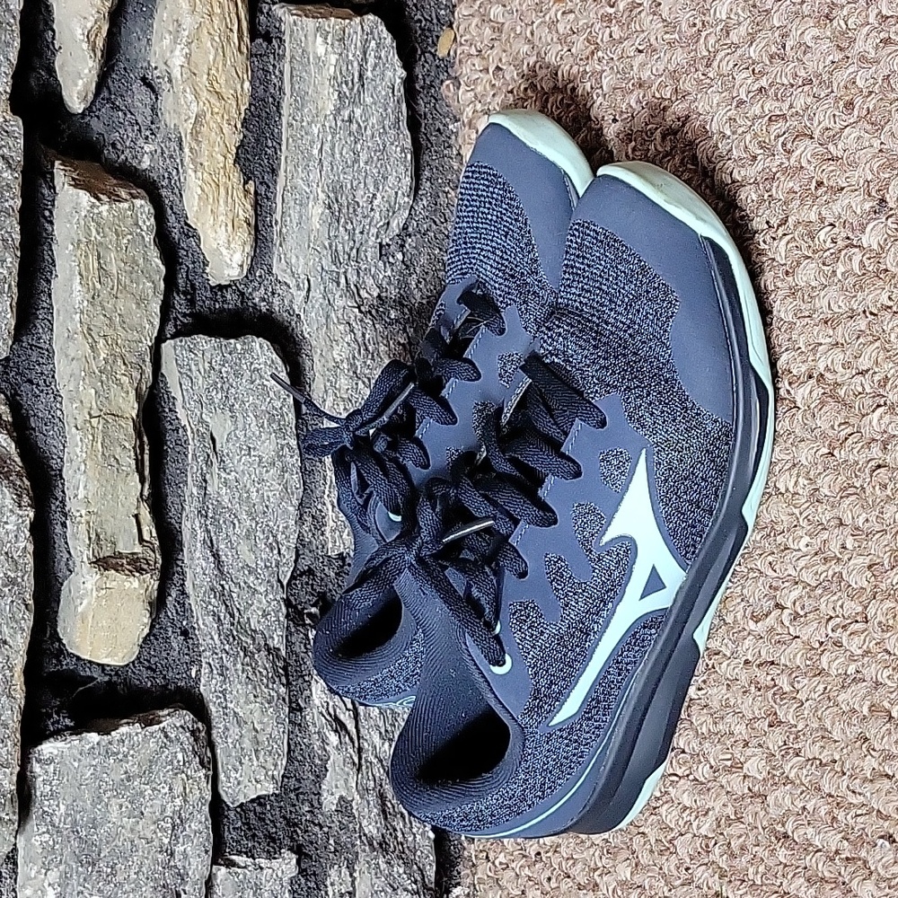 Women's Mizuno tennis rubber shoes size 8